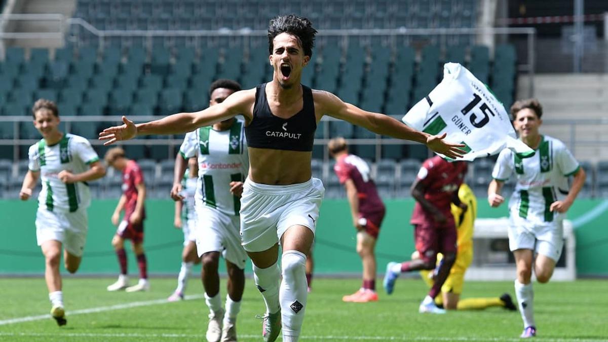 Can Armando Güner festeja un gol en las inferiores del Borussia Mönchengladbach.