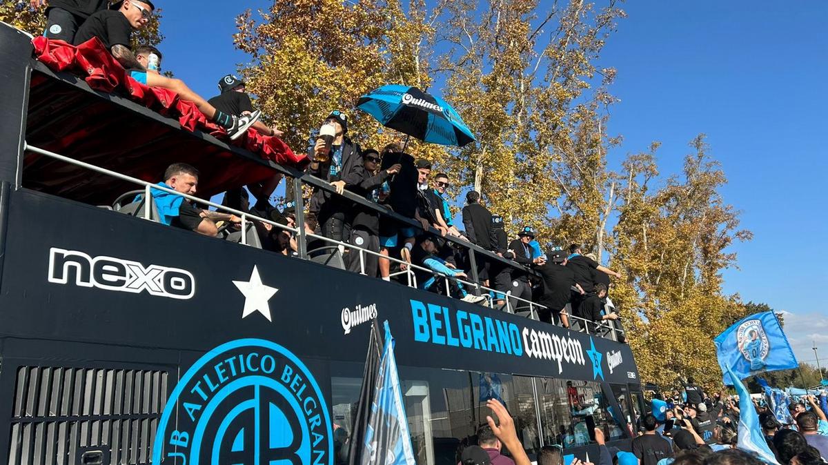 Una postal histórica: el micro descapotable del Belgrano campeón entre la gente.