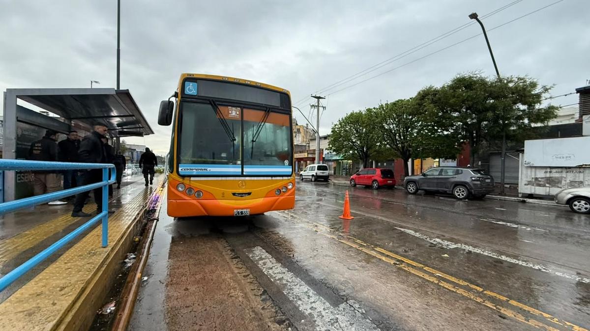 Un colectivo atropelló a un hombre en Córdoba: quedó inconsciente y fue trasladado de urgencia.