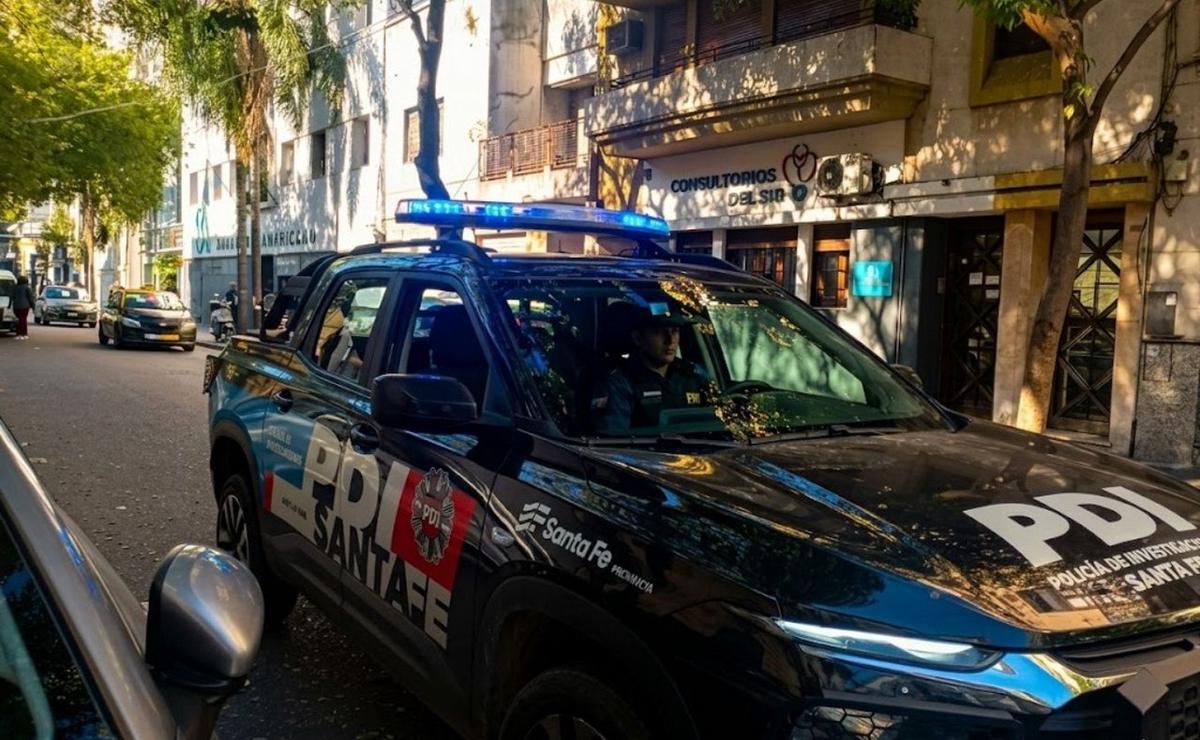Personal policial en el instituto de la calle Rioja al 1500.