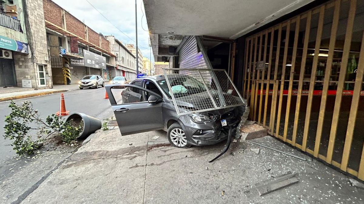 FOTO: Un auto se estrelló contra una regalería