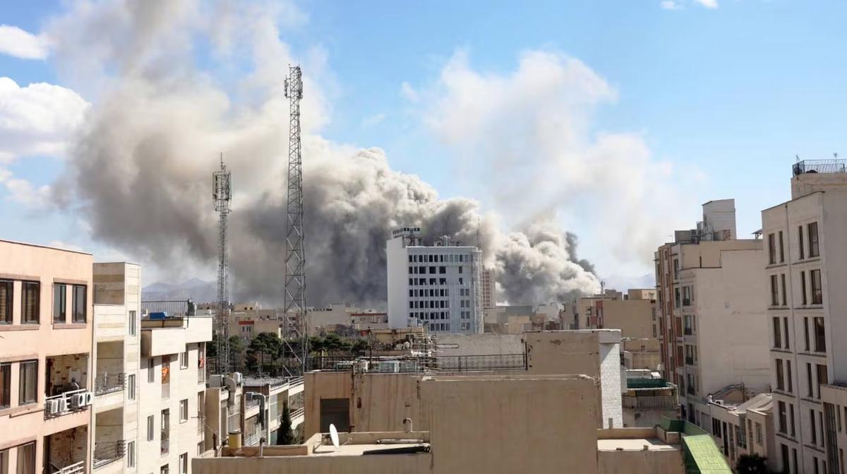 Cuatro oleadas de misiles impactaron en Teherán dejando decenas de muertos y edificios estatales destruidos. Foto: Agencia NA/Redes.