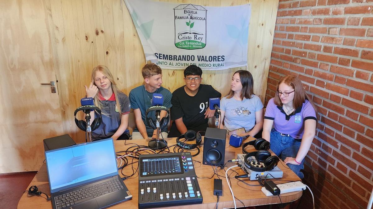 FOTO: Cadena 3 entregó la radio a la escuela Colegio Cristo Rey de Los Helechos, Misiones