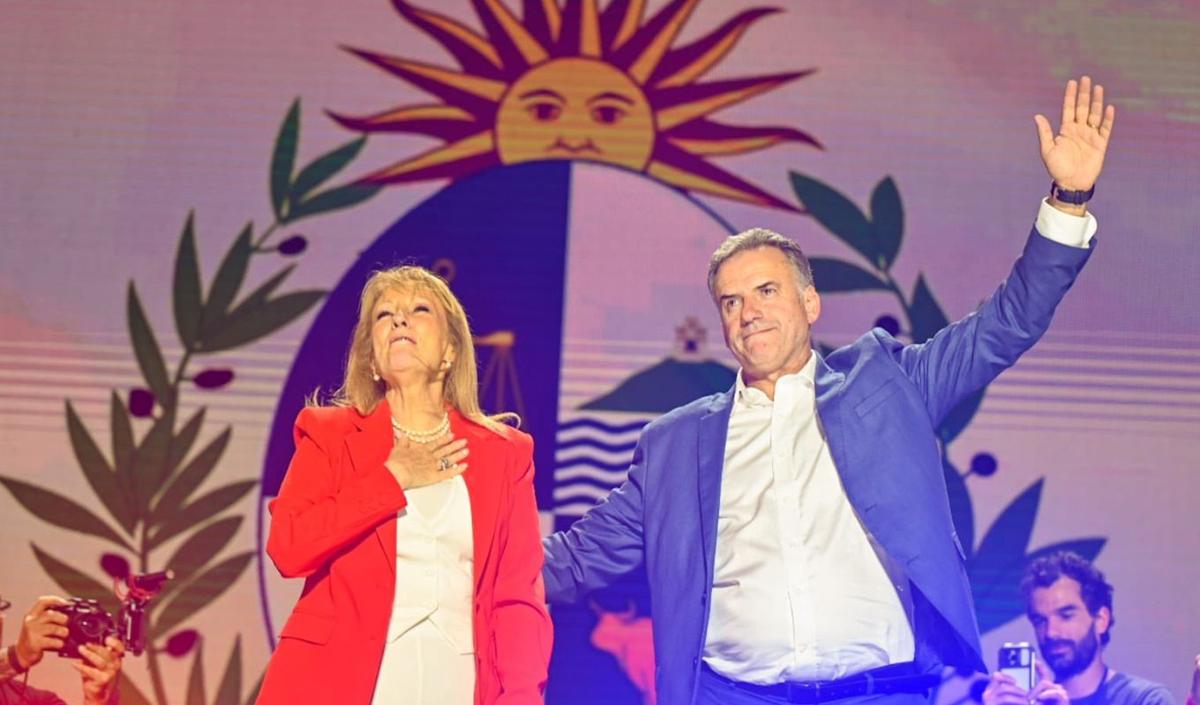 FOTO: El presidente electo, Yamandú Orsi, festeja con su vice, Carolina Cosse. 