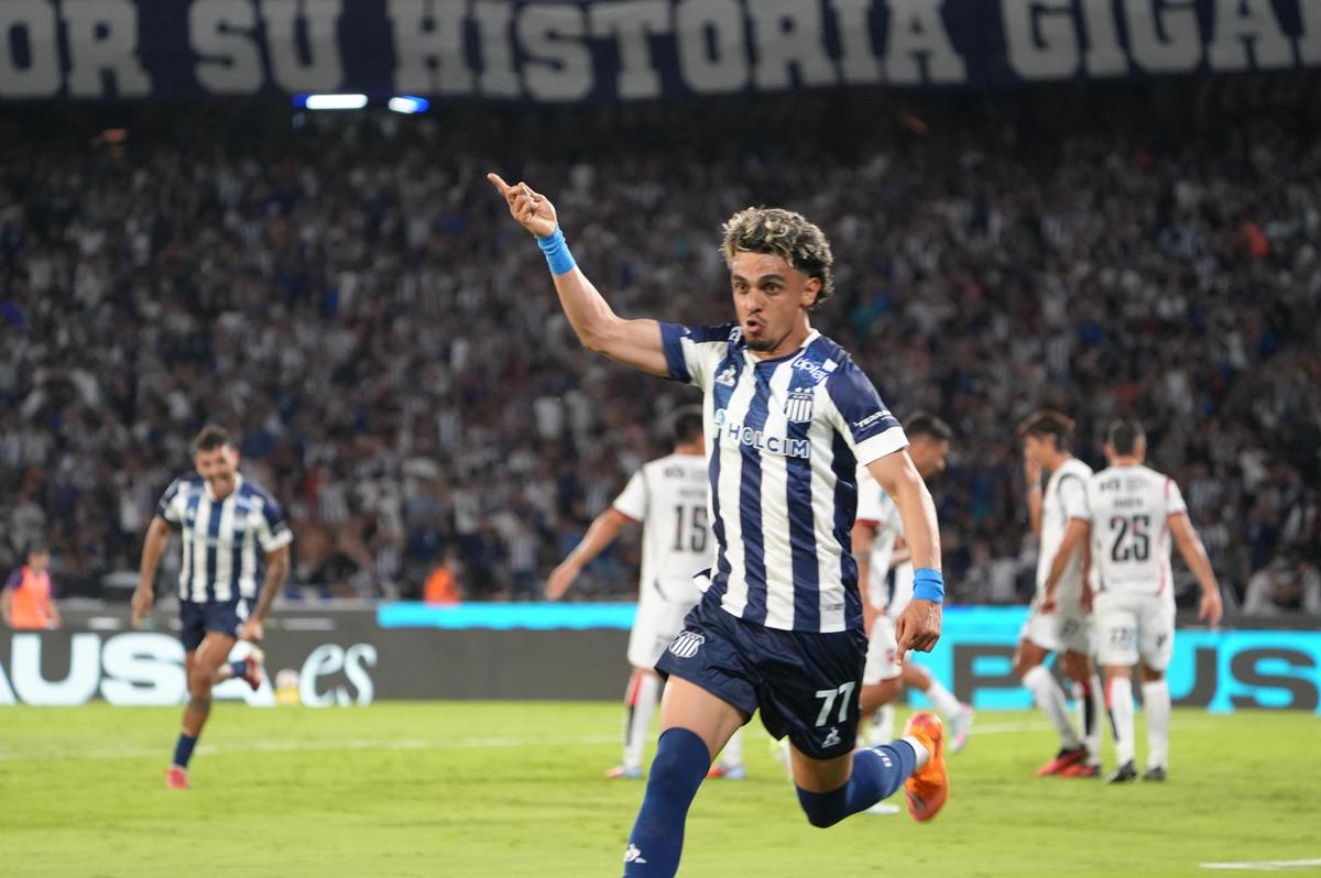 Ronaldo Martínez celebra la apertura del marcador en su estreno en Talleres.