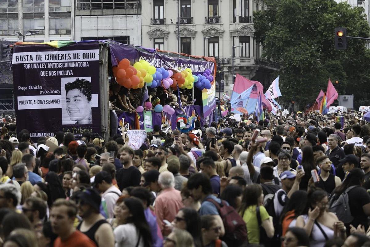 La comunidad LGBT celebra el restablecimiento de terapias para adolescentes trans en Argentina