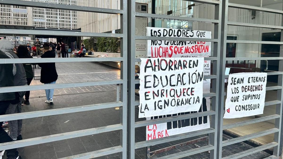 FOTO: Toma de la facultad de Derecho la UNC (Foto: Lucía González/Cadena 3)