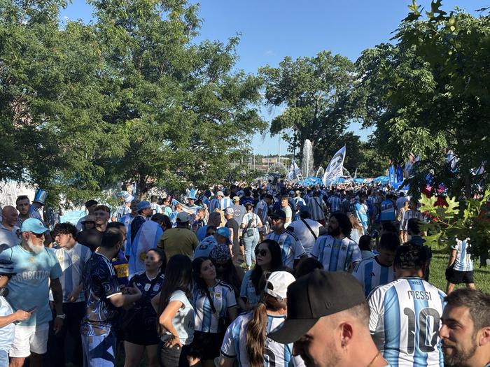 Tremendo banderazo argentino en Kansas y Nueva York antes del debut ante Argelia