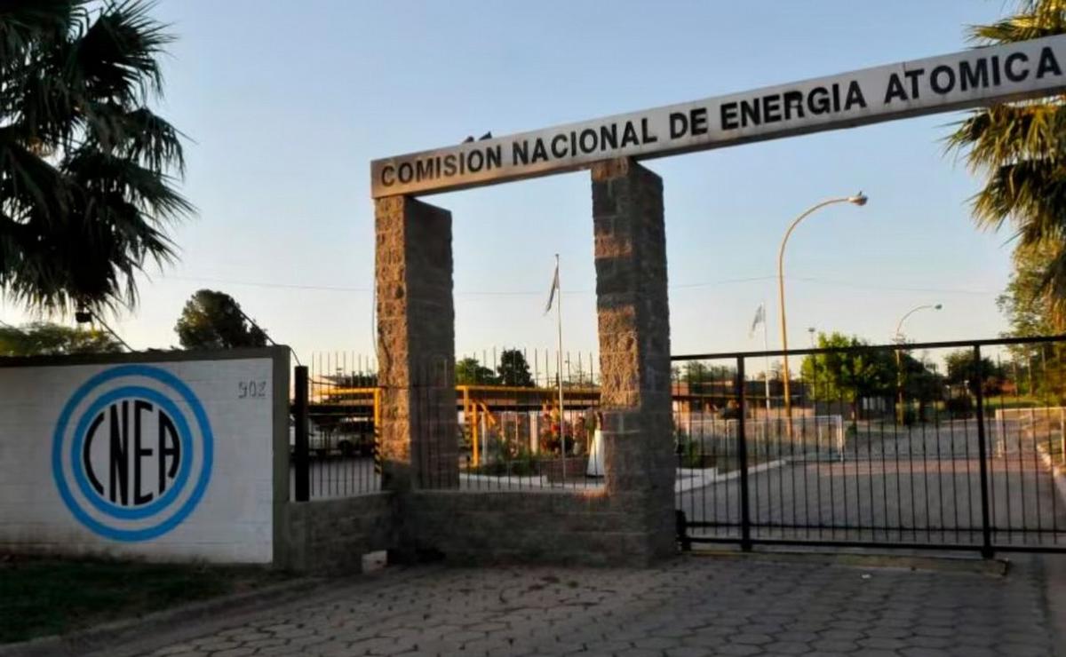 El Gobierno oficializó más de 170 despidos en la Comisión de Energía Atómica.