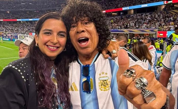 Misión: encontrar a La Mona entre 80 mil personas en el AT&T Stadium