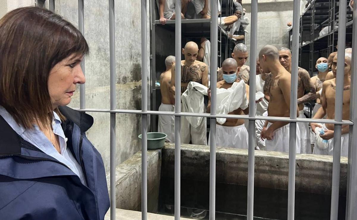 FOTO: Patricia Bullrich, en la cárcel de máxima seguridad en El Salvador.