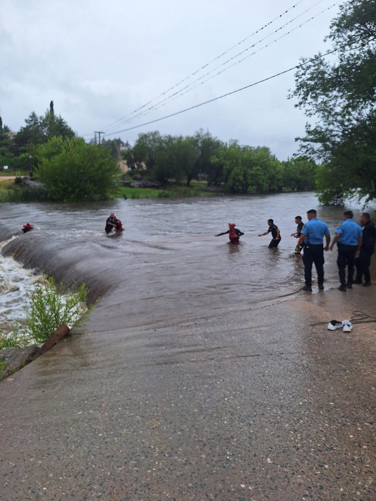 Fue arrastrado por la crecida del río Los Chorrillos tras ignorar advertencias