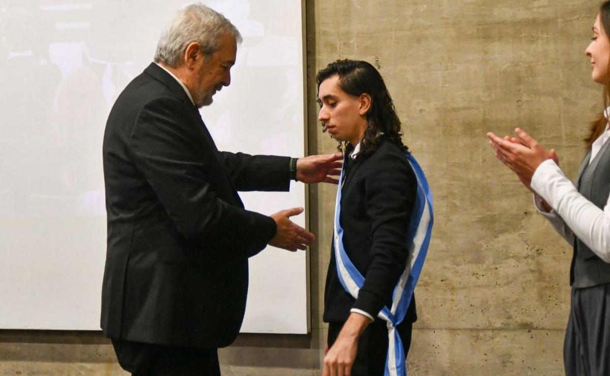 Ary German Romero, el joven salteño que lleva la bandera de la Universidad. (Gentileza)