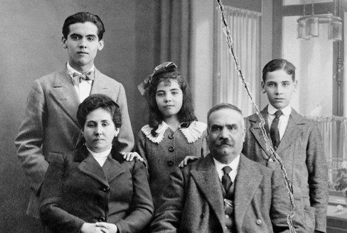 Federico García Lorca con su familia.