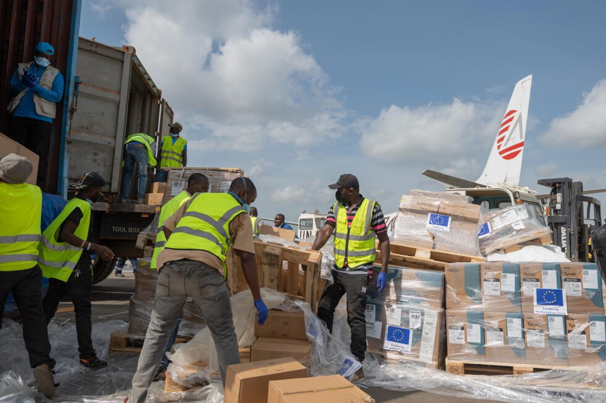 Trabajadores humanitarios llevan suministros de la UE al foco del brote de ébola en el Congo