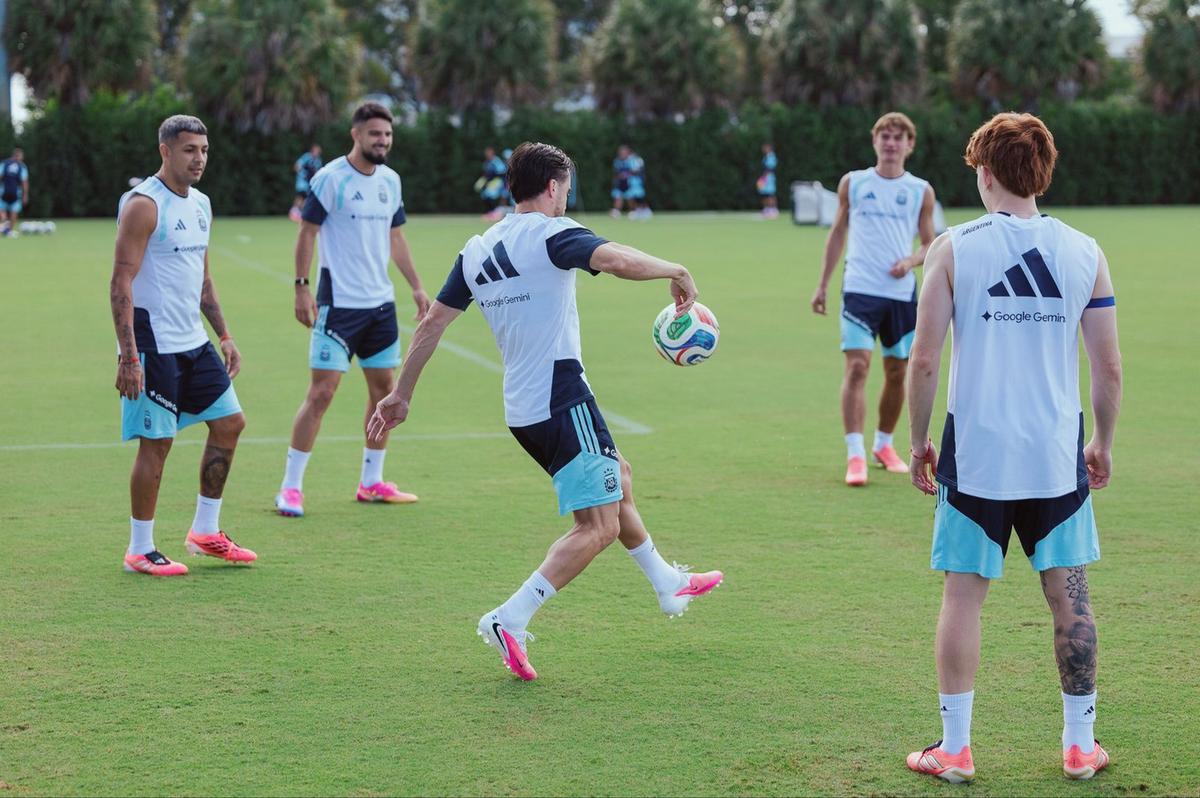 Todos juntos: la selección entrena y prepara el duelo de octavos (Foto: @Argentina)
