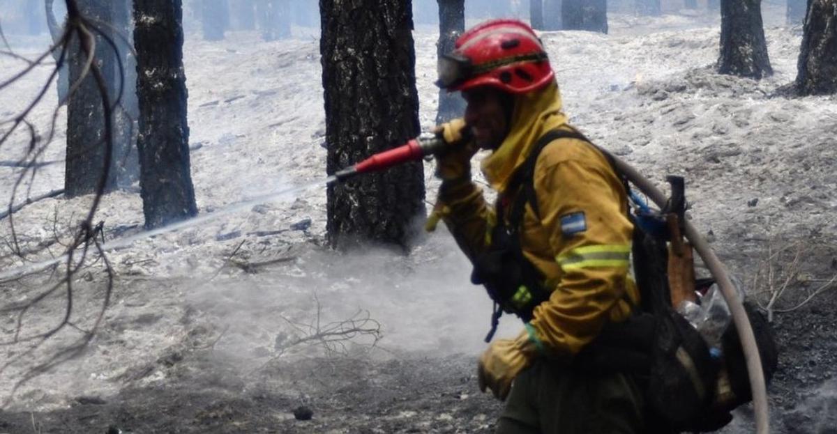 Frente frío y lluvias ayudan a controlar incendios en Chubut
