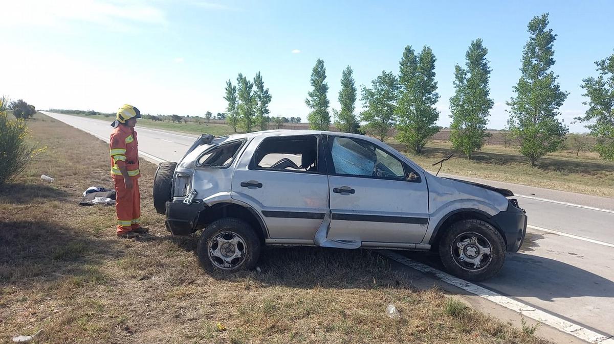 FOTO: Una camioneta EcoSport perdió el control y chocó en la autopista Córdoba-Rosario.