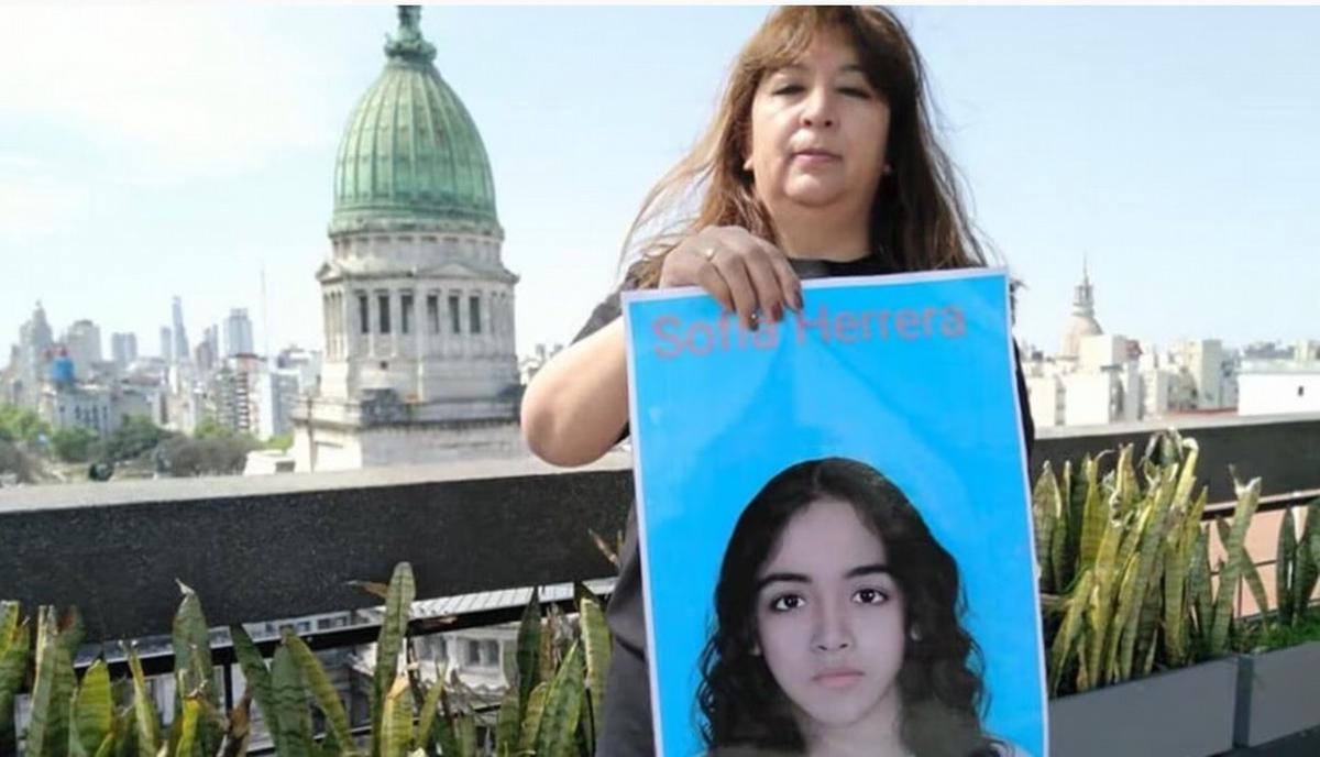 María Elena Delgado, con una foto de cómo sería su hija hoy (archivo).