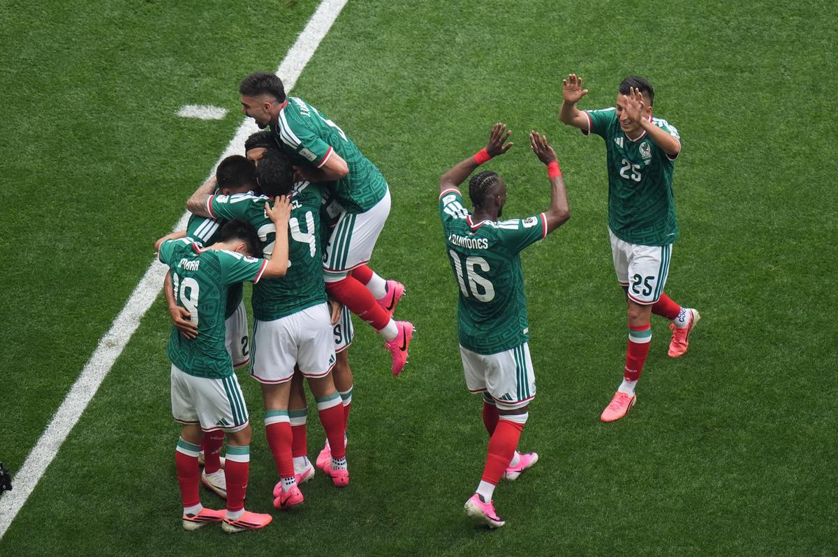 El plantel mexicano celebra el triunfo en el debut. (Foto: @miseleccionmx)