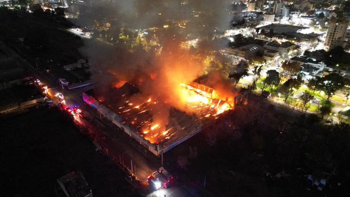 Incendio devastador en un depósito de supermercado en Río Negro