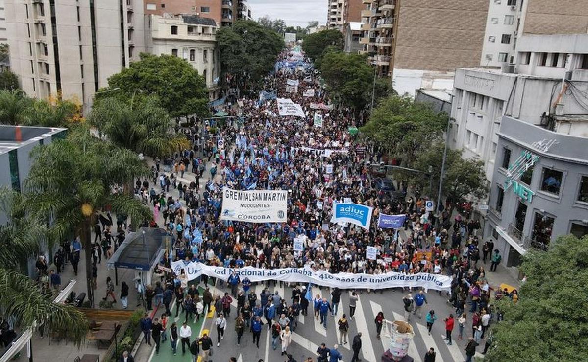 FOTO: La primera protesta universitaria contra Javier Milei.