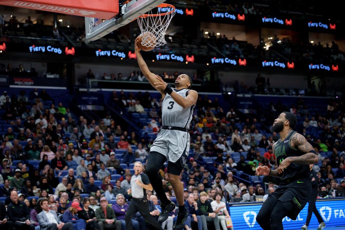 Los Spurs arruinan el primer triple-doble de Queen y vencen 135-132 a los Pelicans