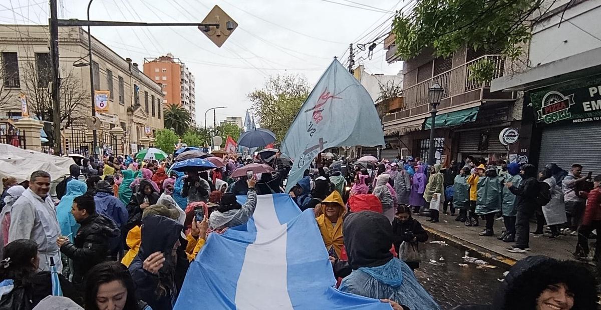 Miles de fieles avanzan hacia Luján tras el cese de la lluvia en la peregrinación anual