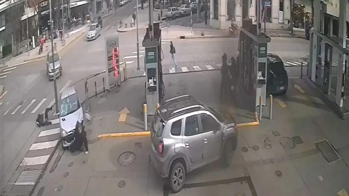 Brutal accidente en Mar del Plata: conductora atropella a dos peatones y queda detenida