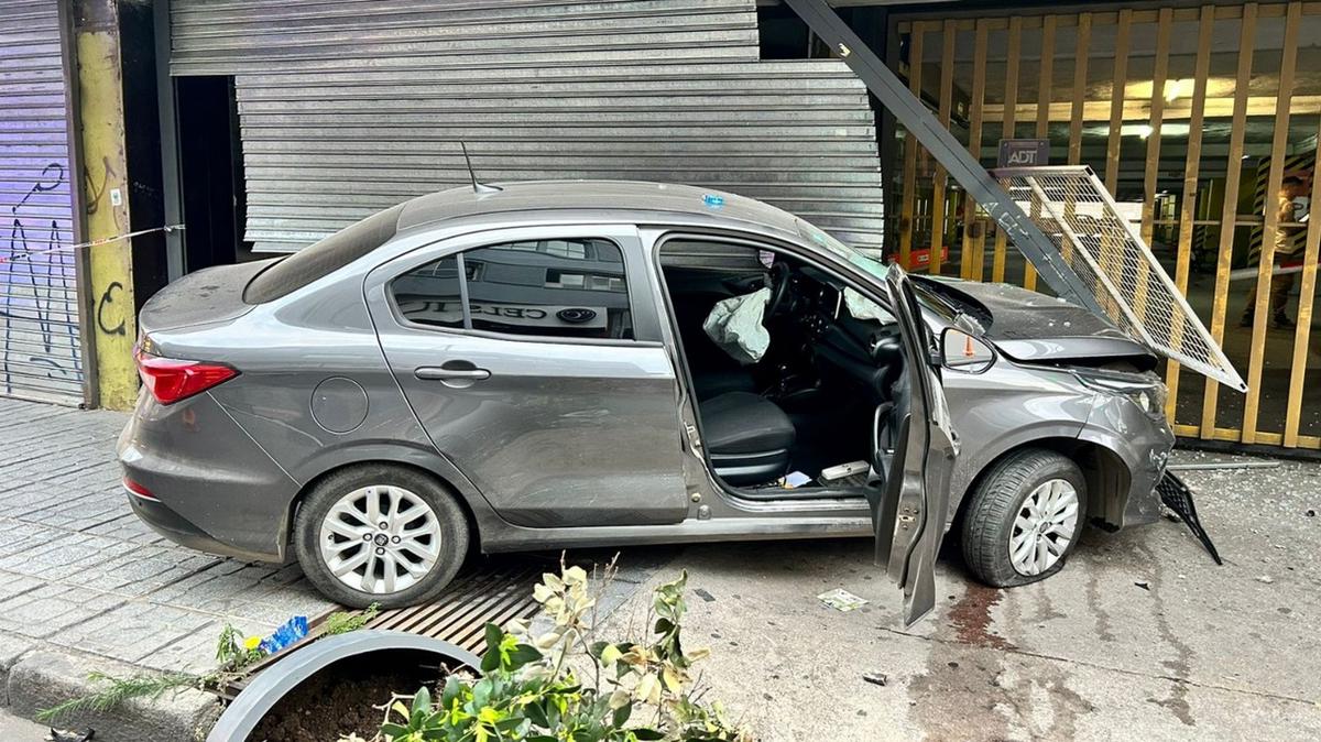 FOTO: Un auto se estrelló contra una regalería