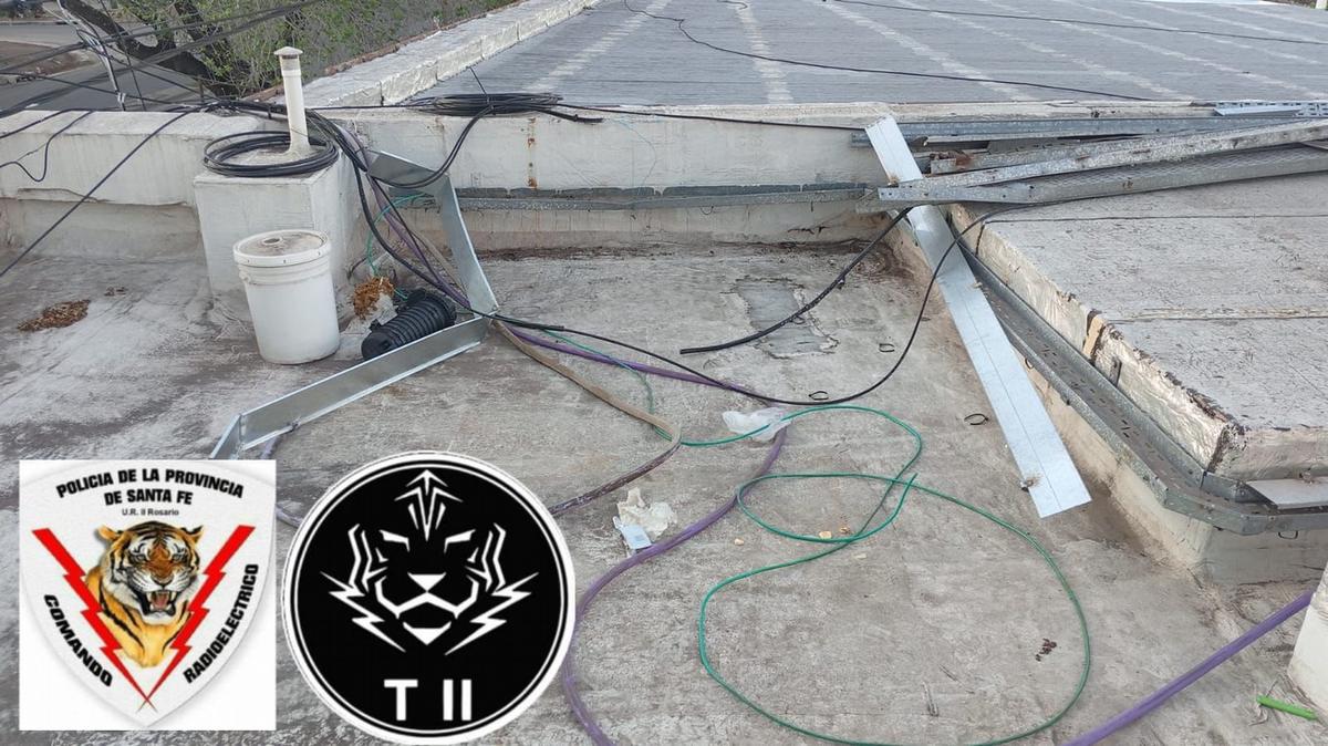 El escenario que encontraron los efectivos policiales en el techo del banco.