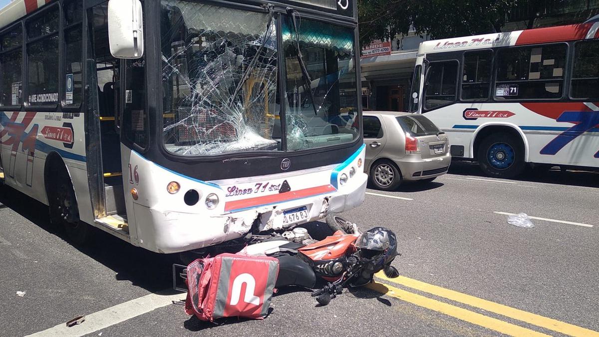 Un repartidor resultó herido al ser atropellado por un colectivo