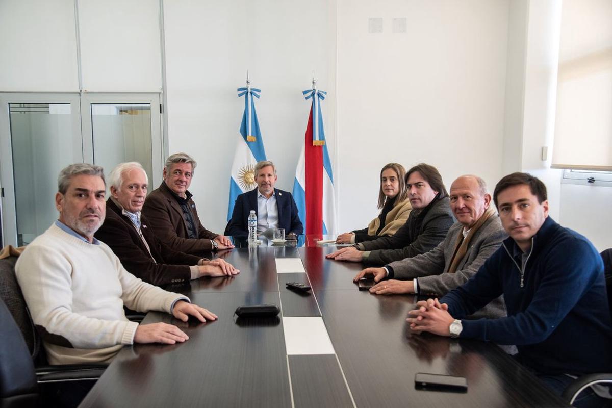 Rogelio Frigerio junto a los integrantes de la Mesa de Enlace.