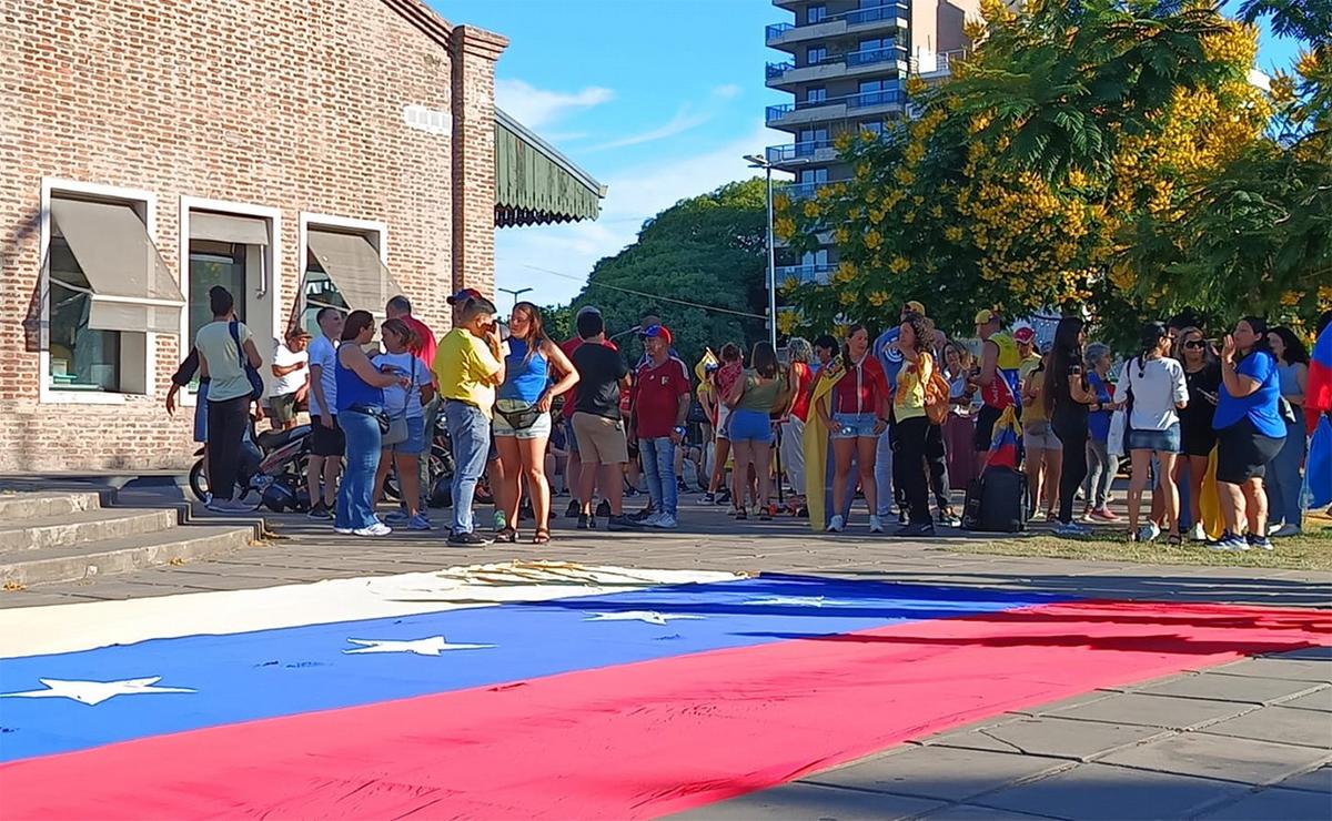 FOTO: Venezolanos en Rosario piden por Corina Machado y marchan contra Maduro.