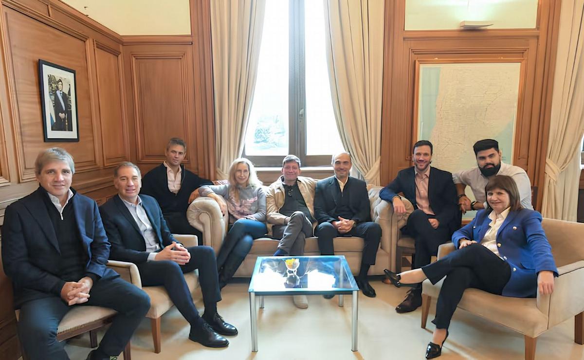 El Gobierno reunió a la mesa política.