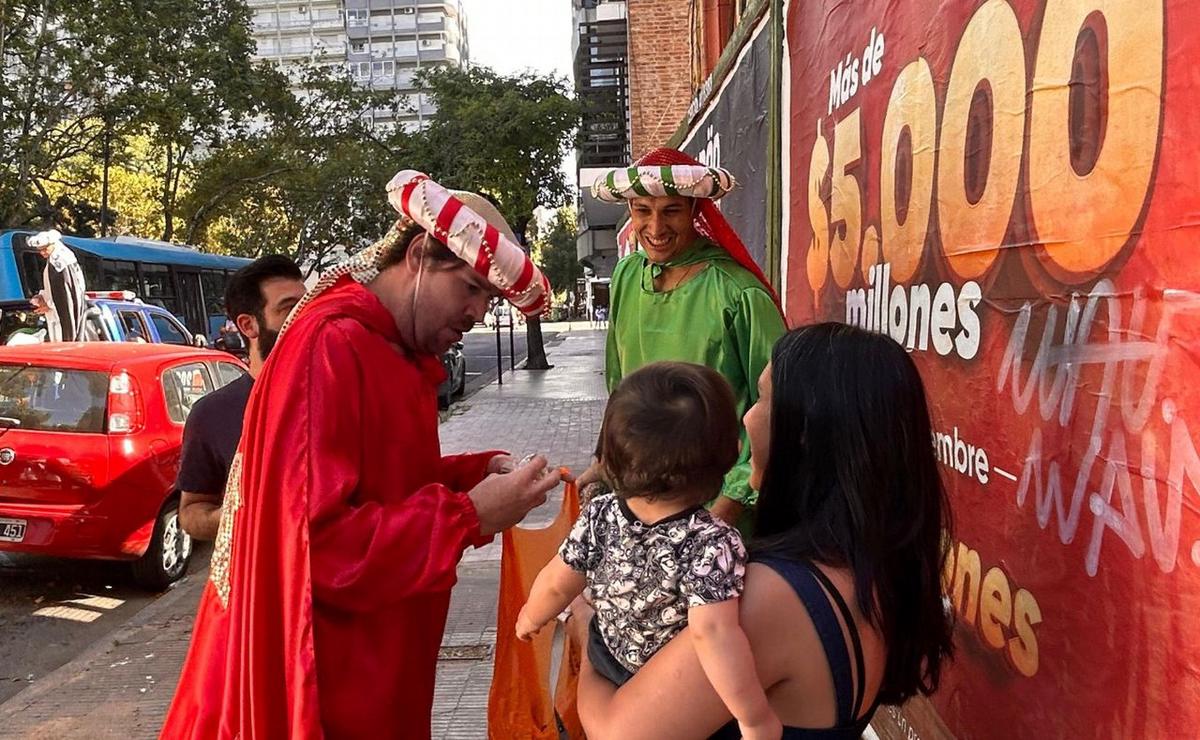 FOTO: Reyes Magos solidarios recorren la ciudad.