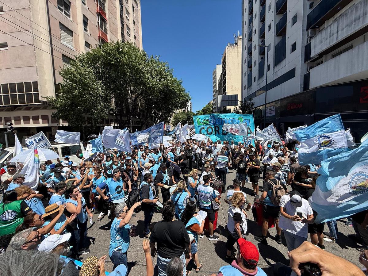 Masiva marcha por el centro de Córdoba genera caos vehicular.