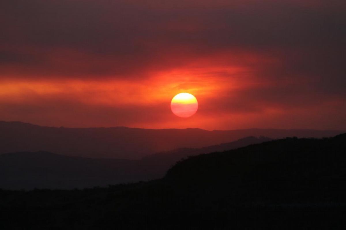 FOTO: Una nube de humo al caer una tarde cargada de incendios en Punilla.