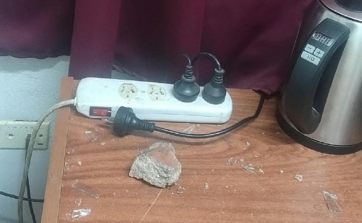 Una pedrada rompió un vidrio en el Misericordia.