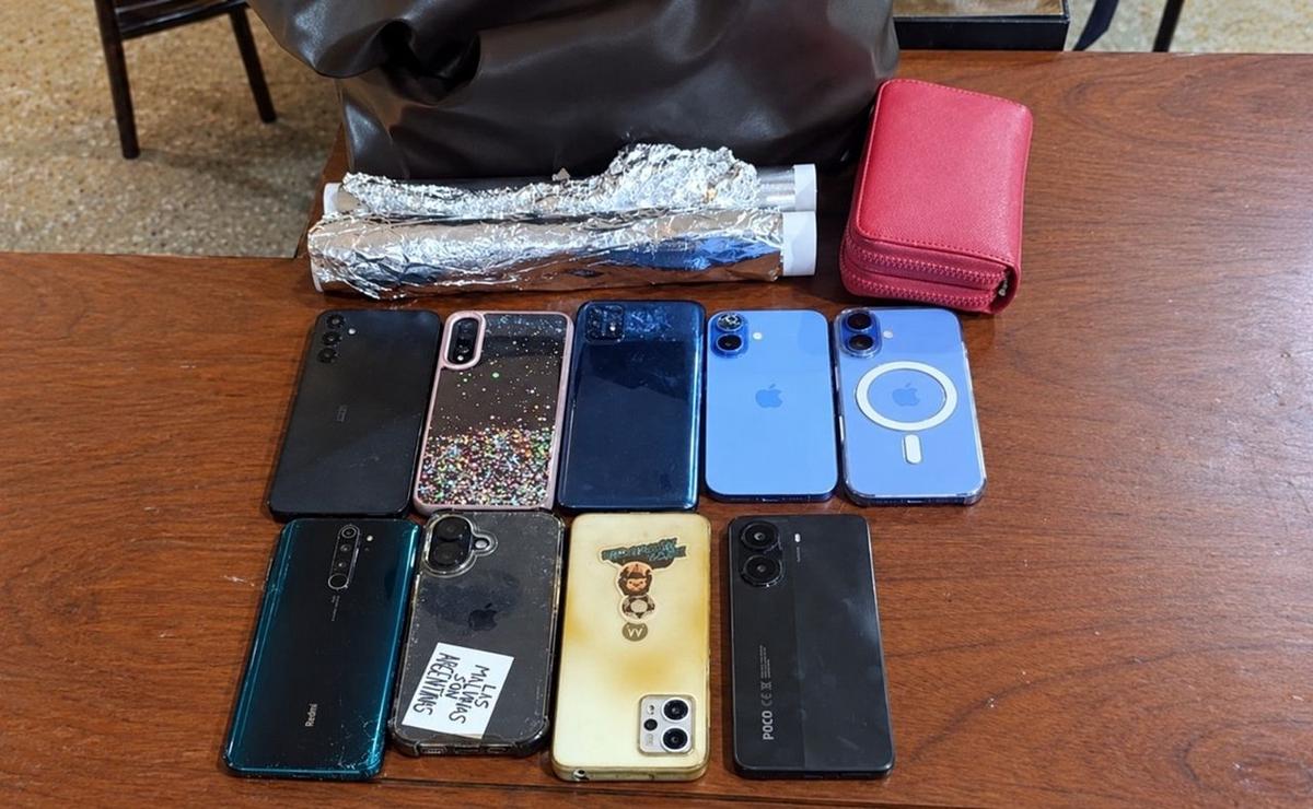 La Policía encontró nueve teléfonos envueltos en papel aluminio y una billetera en uno de los baños.