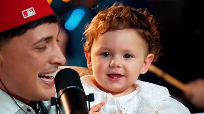 El momento que emocionó a todos: Fer Olmedo cantó "Te Regalo" con Sarita en brazos