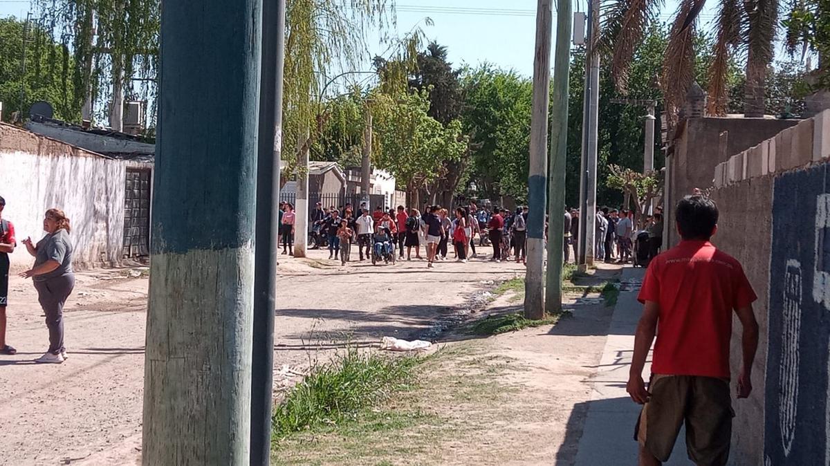 FOTO: Vecinos atacaron a pedradas la casa donde vive una de las acusadas de bullyng