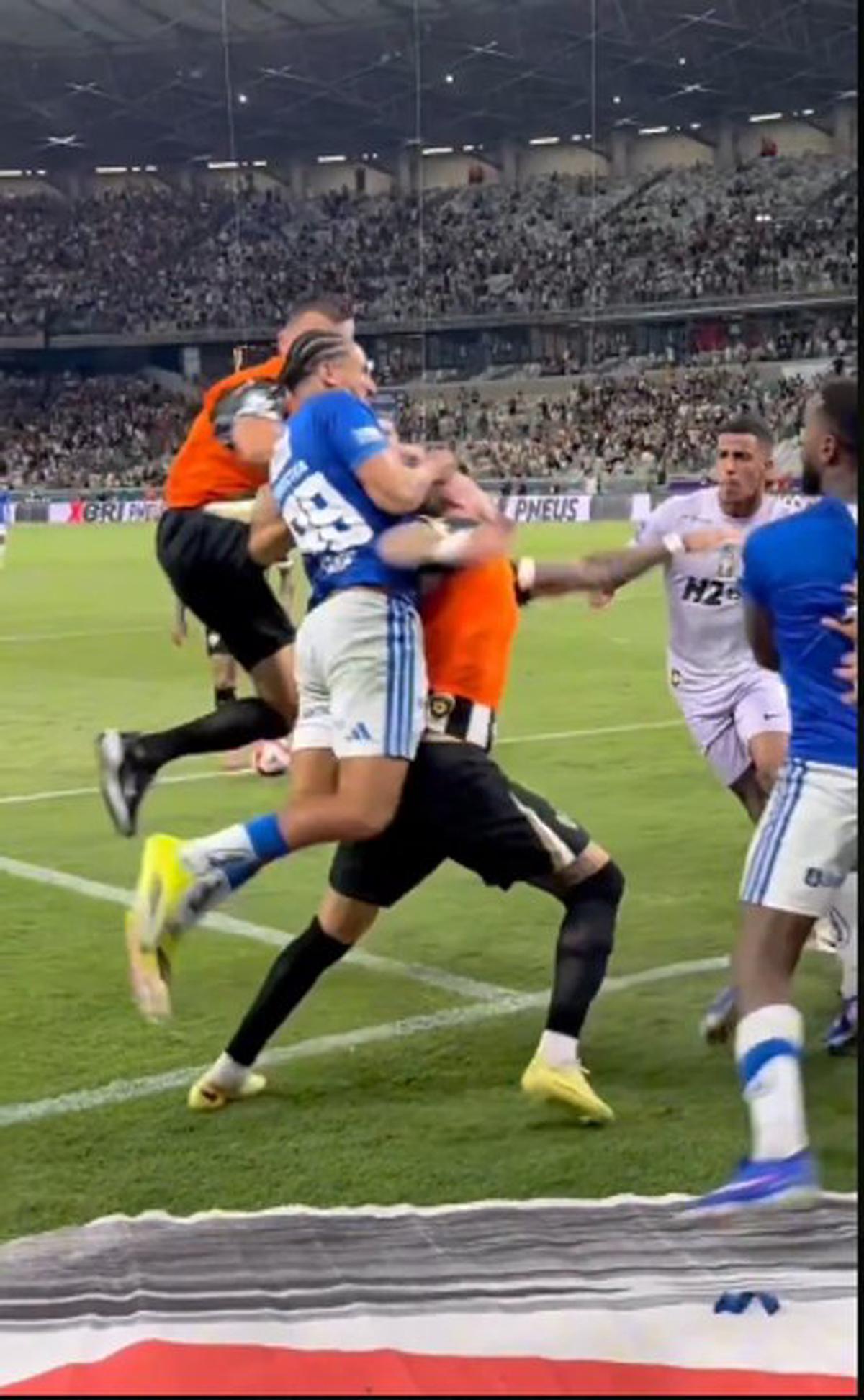 Récord en Brasil: 23 expulsados tras una batalla campal entre Cruzeiro y Atlético Mineiro. Foto Agencia NA (Captura de pantalla)