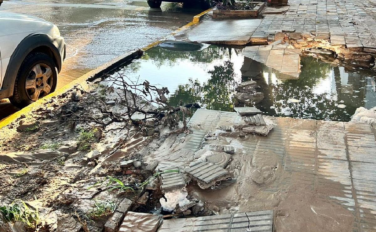 FOTO: Se rompió un caño de Aguas Cordobesas en Alto Alberdi. (Lucía González/Cadena 3)