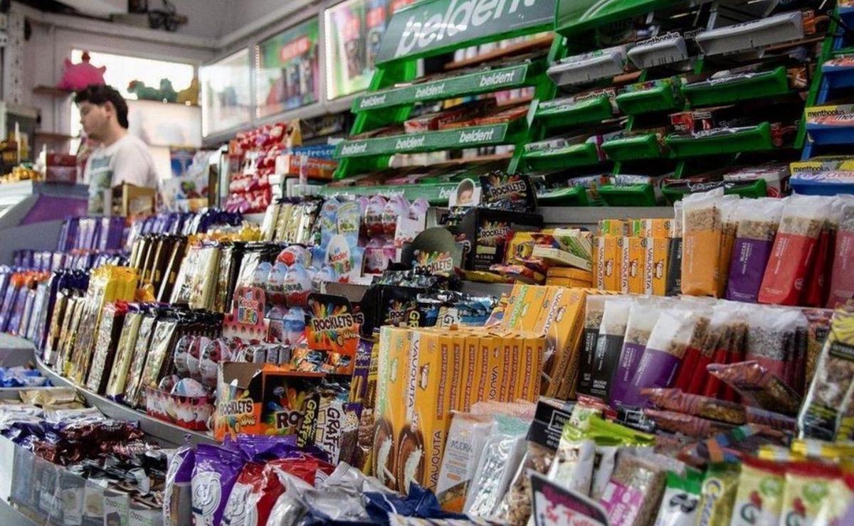 El mostrador de un kiosco, repleto de golosinas.