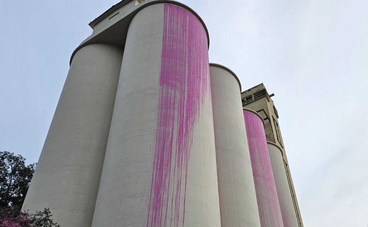 FOTO: Los silos pintados a medias.