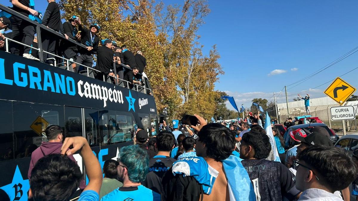 Una postal histórica: el micro descapotable del Belgrano campeón entre la gente.