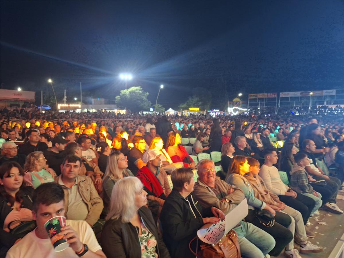 El público disfrutando del festival del Folclore en el Agua. (Foto: Orlando Morales)