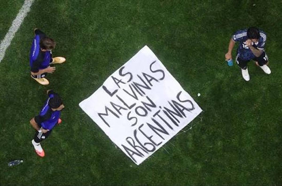 Ex combatientes argentinos rinden homenaje en Malvinas con bandera inspirada en la Selección
