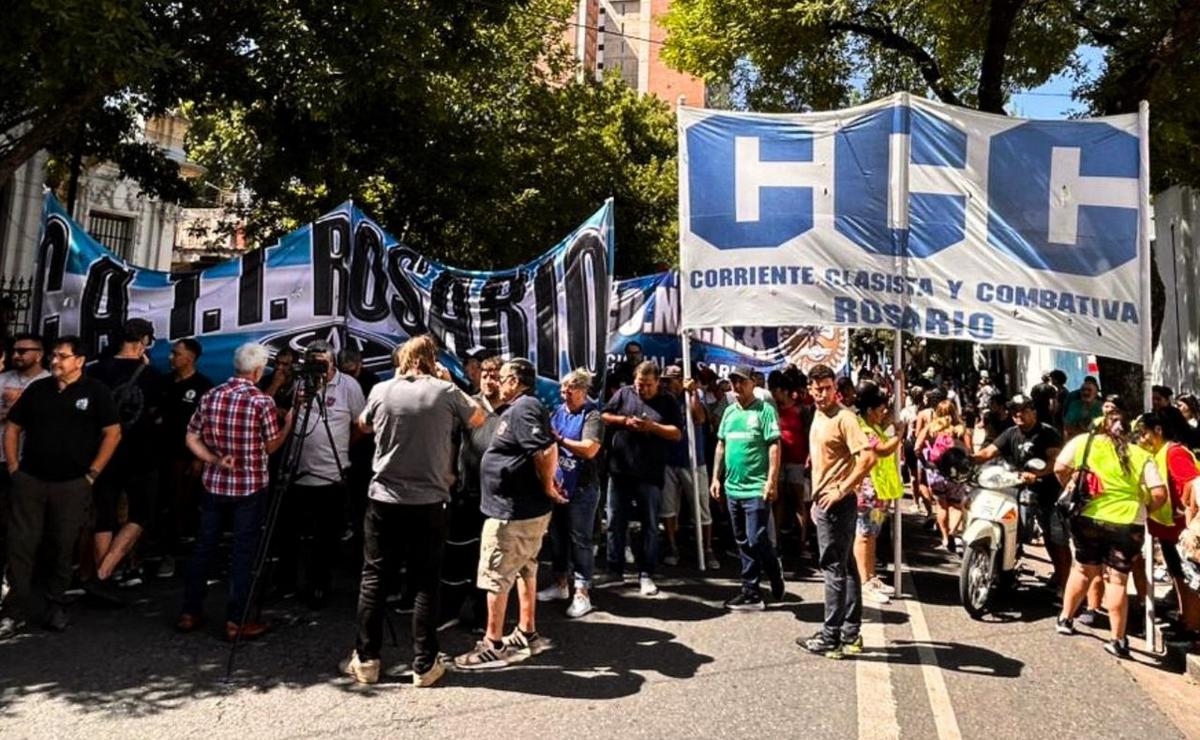 Gremios y organizaciones sociales inician la manifestación en Rosario.